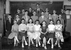 Skolbarn med lrare i Binninge skola 1957 - klicka fr att frstora