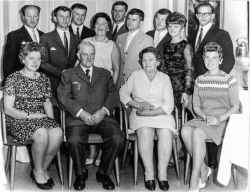 Gösta och Sigrid Gustafssons i Vekhyttan bjudning i mitten av 1960-talet.
Barnen: Gulli, Åke, Olof, Bengt, Birgitta, Bertil, Börje, Sten, Viola, Solveig och Göte. - klicka för att förstora
