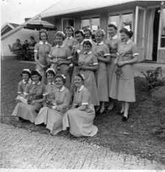 De frsta eleverna vid barnskterskeskolan vid Bredablick tar examen 1956. - klicka fr att frstora