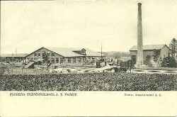 Fjugesta trfrdllingsfabrik med jrnvgsvagn i frgrunden 1910. Senare anvnde Fjugesta maskinfabrik och Kppfabriken dessa lokaler - klicka fr att frstora