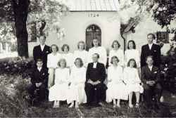 Konfirmander vid Knista kyrka 1949. Stende frn vnster r Stig Eriksson, Doris Nilsson, Gunborg Edund, Gunvor Sv, Sylvia Gerhardsson, Rigmor Wickstrm, Marianne Andersson och Gunnar Pettersson. Sittande frn vnster r Bernt Arvidsson, Barbro Olsson, Kerstin Nilsson, Harry Jonsson, Lillemor Wickstrm Saimy Andersson och Bengt Berg. - klicka fr att frstora