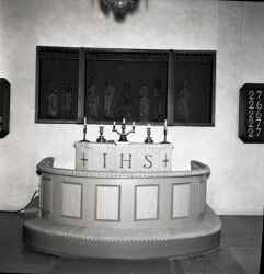 Koret och altartavlan i Tby kyrka - klicka fr att frstora