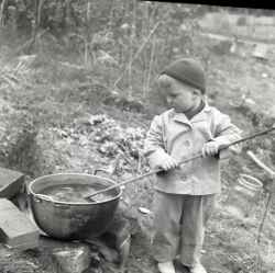 En pojke vid ett kokkrl under en kurs i vxtfrgning i Kvistbro socken - klicka fr att frstora