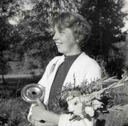 En kvinna med blommor och en kastrull i samband med JUFs distriktsmsterskap i orientering i sternrke - klicka fr att frstora