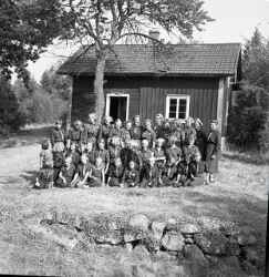 Scouter framfr liten byggnad i Bjrstorp i nrheten av Hallsberg - klicka fr att frstora