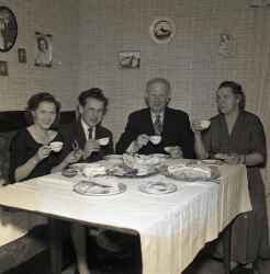 Ernst Sirsj med barn och hustru under sin 50-rsdag - klicka fr att frstora