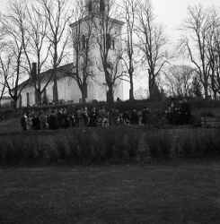 Mnniskor under Rune Nords begravning i Vintrosa kyrka - klicka fr att frstora