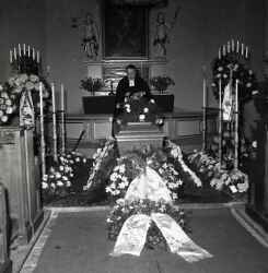 Prst vid kista under Rune Nords begravning i Vintrosa kyrka - klicka fr att frstora