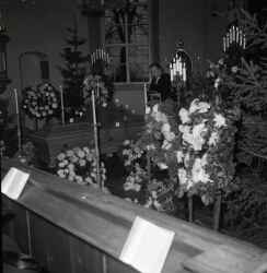 Prst vid kista under Rune Nords begravning i Vintrosa kyrka - klicka fr att frstora