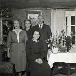 Enis Enkvist, Elisabet Johansson och Gunnar Sjgren str bakom Elsa Sjgren under hennes 60-rsdag - klicka fr att frstora