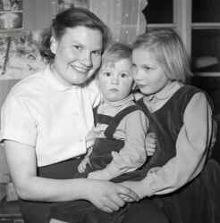 Ingrid Sjgren/Nilsson med litet barn och Marianne Olofsson i en soffa under Elsa Sjgrens 60-rsdag - klicka fr att frstora