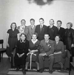 Ett sllskap med Ann-Marie Solberg och Gunnar Karlsson i mitten av frmre raden, i samband med deras brllop - klicka fr att frstora