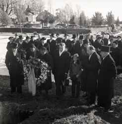 Deltagare vid graven vid fru Eva Perssons begravning - klicka fr att frstora