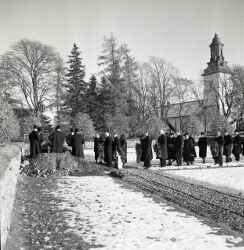 Deltagare vid graven vid fru Eva Perssons begravning - klicka fr att frstora