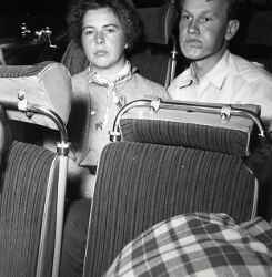 En kvinna och en man i en buss i samband med JUFs riksstmma i stersund - klicka fr att frstora