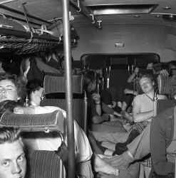En grupp kvinnor och mn i en buss i samband med JUFs riksstmma i stersund - klicka fr att frstora