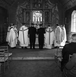 Prster vid altaret i Kvistbro kyrka under terinvigningen 1955 - klicka fr att frstora