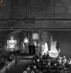 Prster vid altaret i Kvistbro kyrka under terinvigningen 1955 - klicka fr att frstora