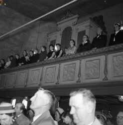 Mnniskor p lktaren i Kvistbro kyrka under terinvigningen 1955 - klicka fr att frstora
