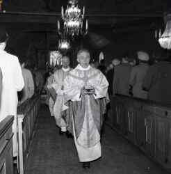 Prster i mittgngen i Kvistbro kyrka under terinvigningen 1955 - klicka fr att frstora