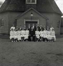 Prst med konfirmander utanfr Kvistbro kyrka psken 1954 - klicka fr att frstora
