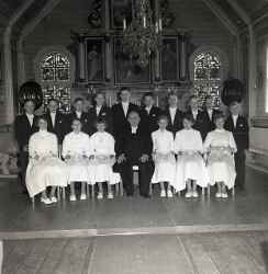 Prst med konfirmander i koret i Kvistbro kyrka psken 1954 - klicka fr att frstora