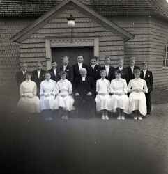Prst med konfirmander utanfr Kvistbro kyrka psken 1954 - klicka fr att frstora