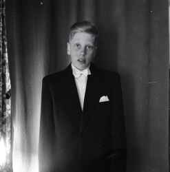 Pojke efter konfirmationen psken 1954 - klicka fr att frstora