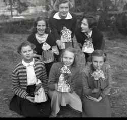 En grupp flickor som har tillverkat pskkrringar i Kvistbro JUFs regi - klicka fr att frstora