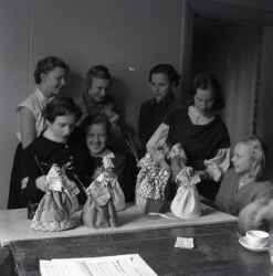 En grupp flickor som har tillverkat pskkrringar i Kvistbro JUFs regi - klicka fr att frstora