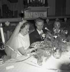 Rudolf Krantz och hans nyblivna hustru, i samband med parets brllop i pingstkapellet i Hidingebro - klicka fr att frstora