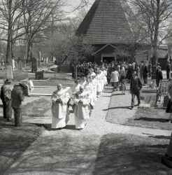 Processionen lmnar Kvistbro kyrka efter konfirmationen pingstdagen 1955 - klicka fr att frstora