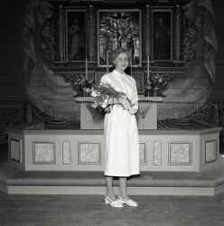 sa Lundstrm vid altaret i Kvistbro kyrka i samband med hennes konfirmation - klicka fr att frstora