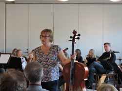 Bild från konsert med Lekebergs kommuns musikskola. Musiklärare Ingrid Morgan i förgrunden. - klicka för att förstora