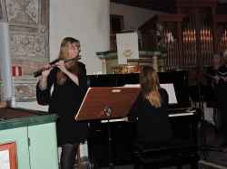 Kantor Sara Hansen spelar fljt ackompanjerad av Alice Wallenius vid en musikgudstjnst i Knista kyrka
p Alla helgons dag 2017. - klicka fr att frstora