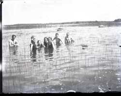 En grupp kvinnor och mn badar i en sj - klicka fr att frstora