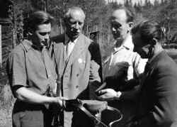 Fyra män vid invigningen av skjutbanan i närheten av Dalen, som troligen är från vänster till höger: K G Andersson, kamrer Lindskog, Bergsten i Gropen och Artur Erikson i Vekhyttan. - klicka för att förstora