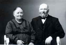 Tr�skverkstillverkare Hilarius Skogholm (f�dd 1856) med fru.  - klicka f�r att f�rstora