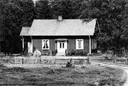 Byggnaden vid Skogskärr skola i Nysund som lades ned på 1960-talet - klicka för att förstora