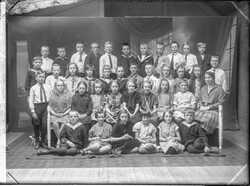 Fr�ken Anna Bromander skolgr. 1927 - klicka f�r att f�rstora