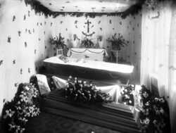 Fr�ken Anna Staaf (Fru Staafs likrum) - klicka f�r att f�rstora
