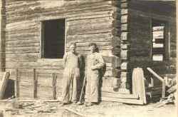 Byggnadssnickarna Gustaf Andersson och G�sta Olsson i �sta framf�r H�gans hembygdsg�rd som h�ller p� att byggas upp �r 1941 - klicka f�r att f�rstora