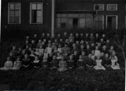Elever och lärare vid Östra skolan i Fjugesta år 1909 - klicka för att förstora