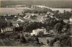 Flygfoto ver Latorps herrgrd med huvudbyggnaden i nederkanten - klicka fr att frstora