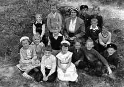 Skolbarn med lärarinna i Binninge - klicka för att förstora