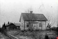 Skomakare Anderssons hus vid Suggan. Järnvägsspåren till vänster i bild gick från kalkbacken  till lastageplatsen och var borta 1925. - klicka för att förstora