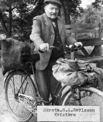 Skrothandlare G A Karlsson från Kvistbro med lastad cykel - klicka för att förstora