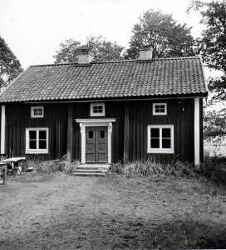 Huvudbyggnaden vid komministerg�rden Snarve - klicka f�r att f�rstora