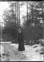 Porträtt, kvinna i skogen (Sophie janson?) - klicka för att förstora
