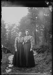 Porträtt, två kvinnor i skogen - klicka för att förstora